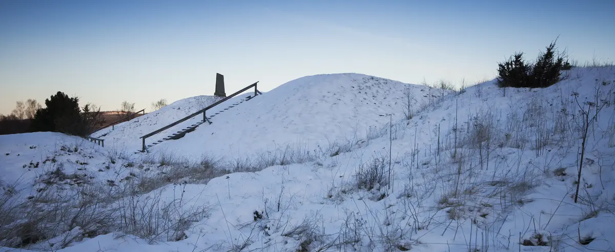Borgkullar täckta av snö och kvällshimmel