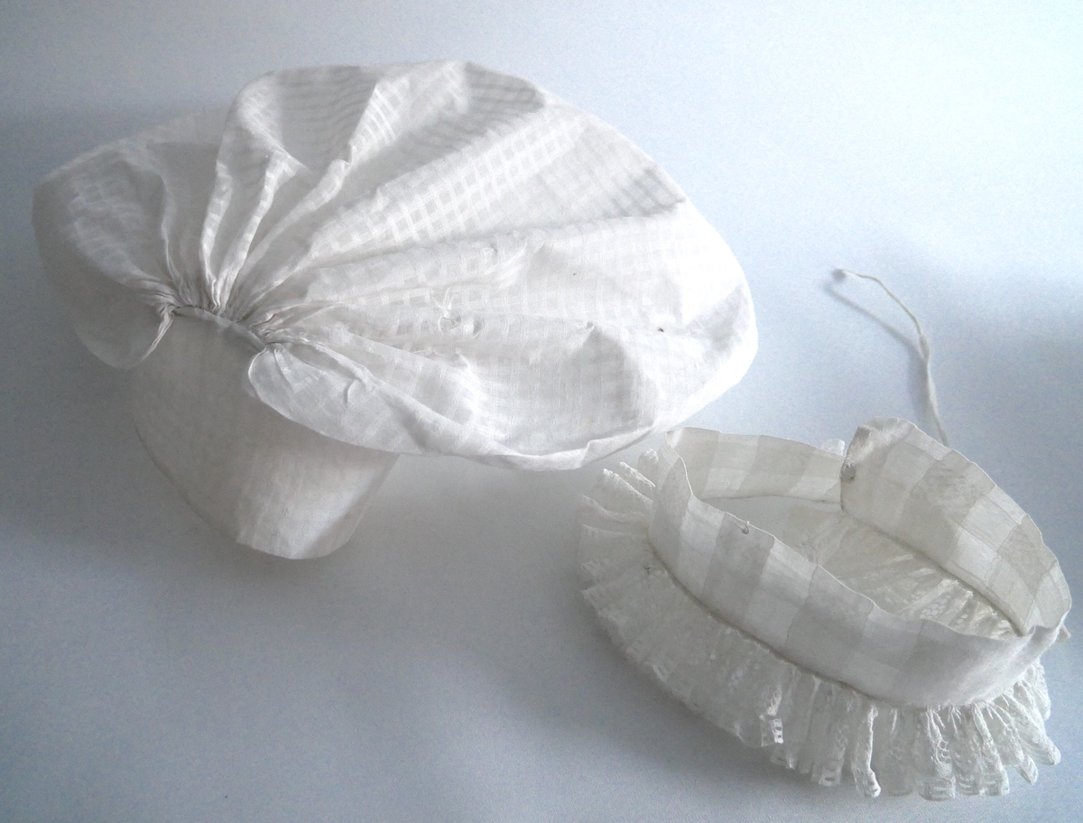 Konehue til folkedrakt frå Sogn. Sydd saman av to rektangulære bomullstykke. Det største stykket er rynka saman i sidene. Det andre stoffstykket er sydd på dei rynka sidene og dannar ein kvarding i framkant av hua. Der hjørnet i det store stykket er rynka saman, dannar det seg to "horn". Hua er trekt saman av ei snor, og er stiva.  