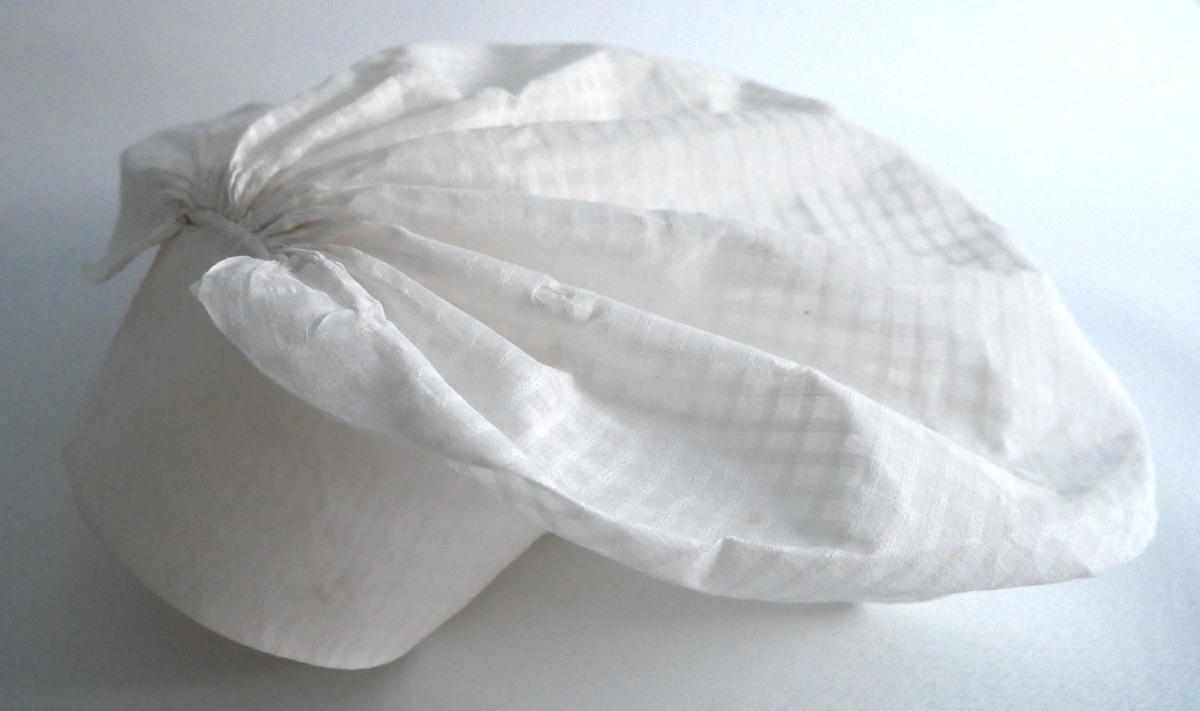 Konehue til folkedrakt frå Sogn. Sydd saman av to rektangulære bomullstykke. Det største stykket er rynka saman i sidene. Det andre stoffstykket er sydd på dei rynka sidene og dannar ein kvarding i framkant av hua. Der hjørnet i det store stykket er rynka saman, dannar det seg to "horn". Hua er trekt saman av ei snor, og er stiva.  