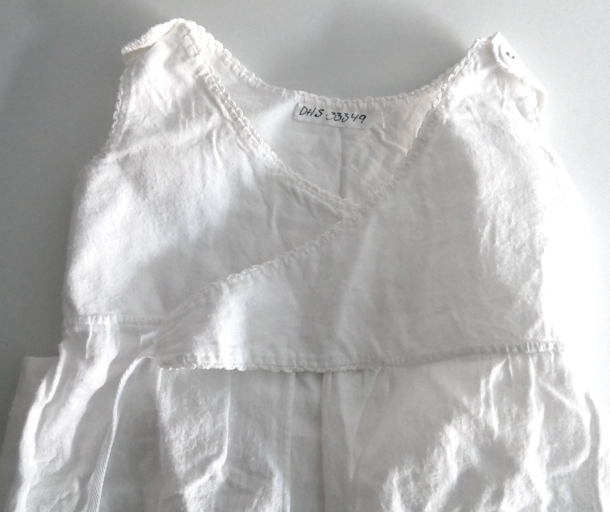 Loyerten er sydd av kvit bomullsflanell. Den er 84 cm lang, og 55 cm brei. Den er åpen framme, men har to bomullsband i livet, og også to band sydd på kvar side av nederste kant, som løyerten kan reivast med. Dette for å binde, eller svøpe spedbarnet fast i løyerten, for å halde barnet varmt, halde bleiene på plass og for å gje det ei god kroppshaldning. 