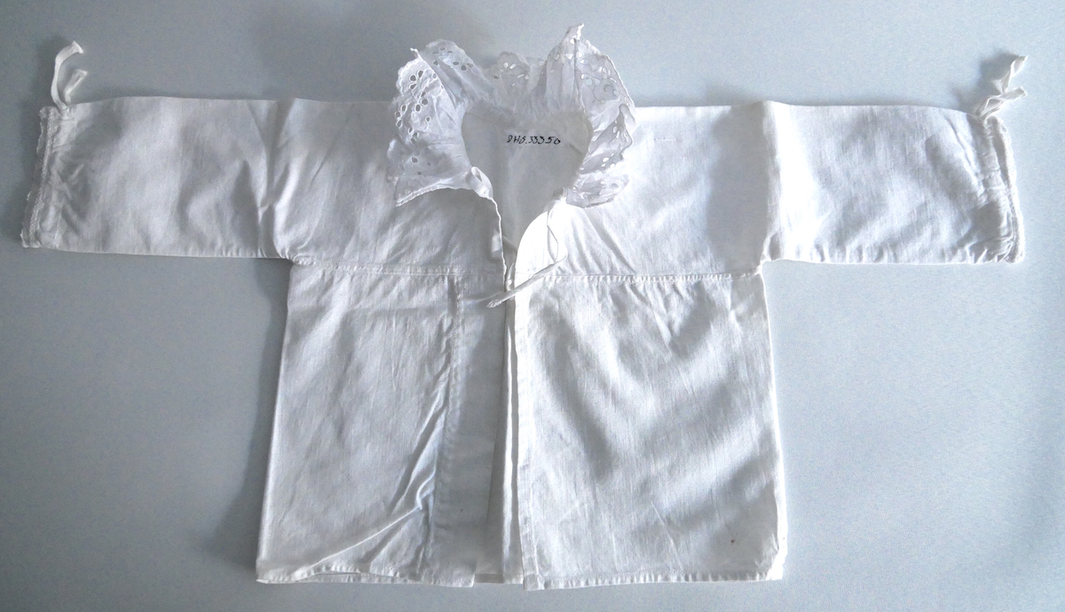 Skjorta er sydd av kvit bomull. Ho er 35,0 cm lang i ryggen (inkludert blondekrage). Framme er lengda 30,5 cm frå skuldra . Ho er open framme, men kan knytast i halsen med påsydd 14 cm lange bendelband på kvar side av halsopningen. Kring halsopningen er det ein blondekant av kvit bomull. Nederst på ermene er også ein liten blondekant med bendelband til knyting. 