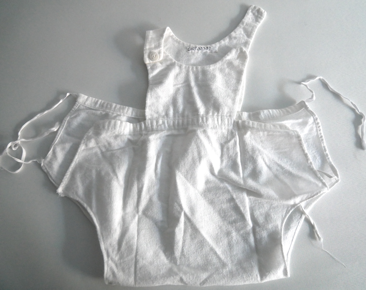 Loyerten er sydd i kvit bomullsflanell. Den er 50,0 cm lang. I tillegg er det sydd et bryststykke i kvar ende, det eine med to kanpphol og det andre med to plastknappar. Loyerten kan reivast saman med to par bendelband på kvar side. 