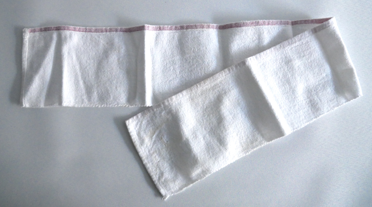 et 75, 0 cm langt og 11, 0 cm breitt tøystykke i bomullsflanell. 