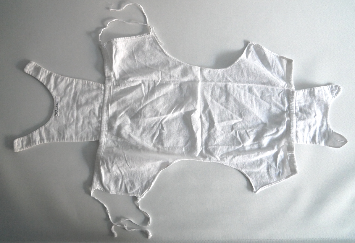 Loyerten er sydd i kvit bomullsflanell. Den er 50,0 cm lang. I tillegg er det sydd et bryststykke i kvar ende, det eine med to kanpphol og det andre med to plastknappar. Loyerten kan reivast saman med to par bendelband på kvar side. 