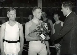 Mölndals Boxningsklubb. Erik Ågren hyllas för sitt 3:e pris 