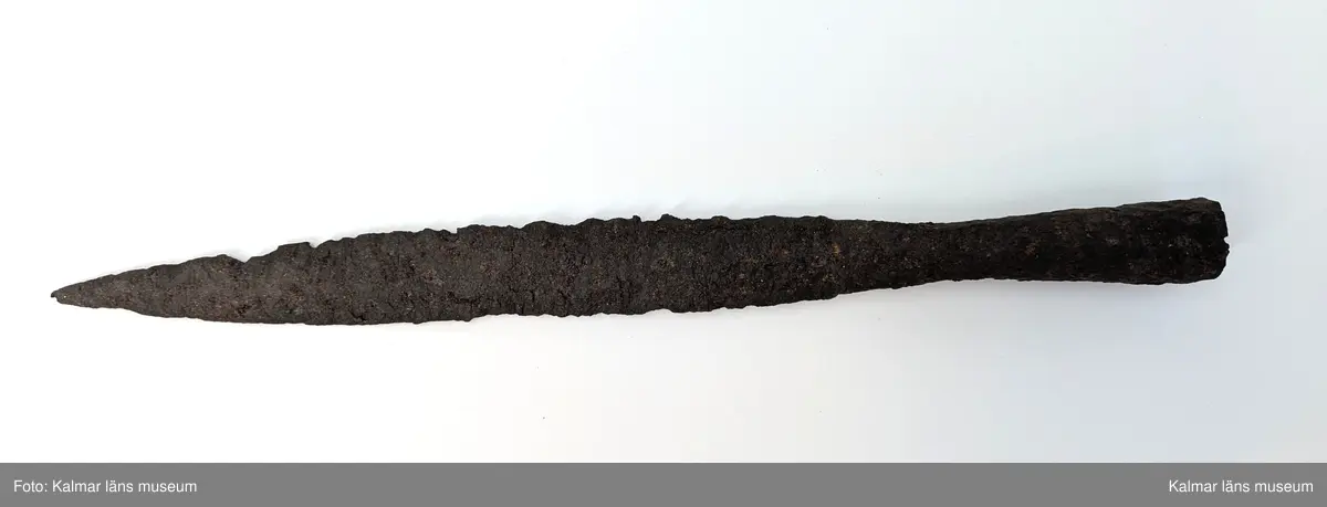 KLM 6414. Spjutspets. Järn. Kort, rund, kraftig holk. Bladet tunt, mycket svagt ryggat.