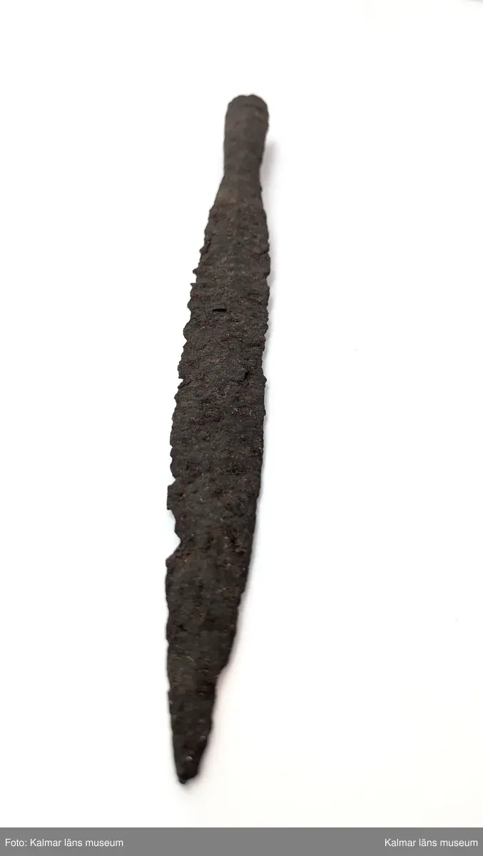 KLM 6414. Spjutspets. Järn. Kort, rund, kraftig holk. Bladet tunt, mycket svagt ryggat.