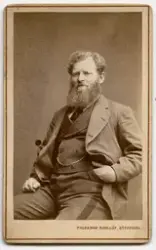 Porträtt på en man i helfigur.