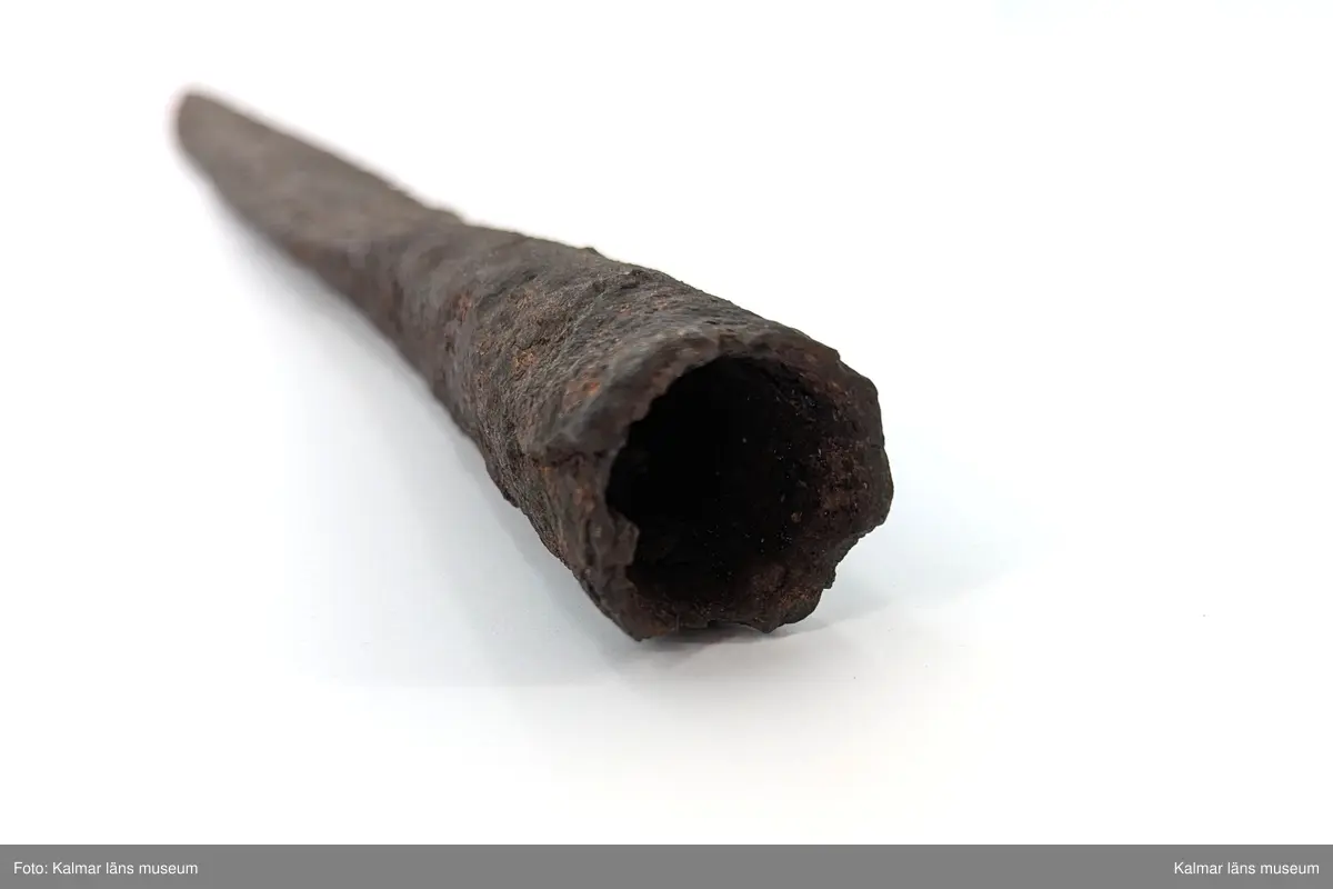 KLM 6414. Spjutspets. Järn. Kort, rund, kraftig holk. Bladet tunt, mycket svagt ryggat.