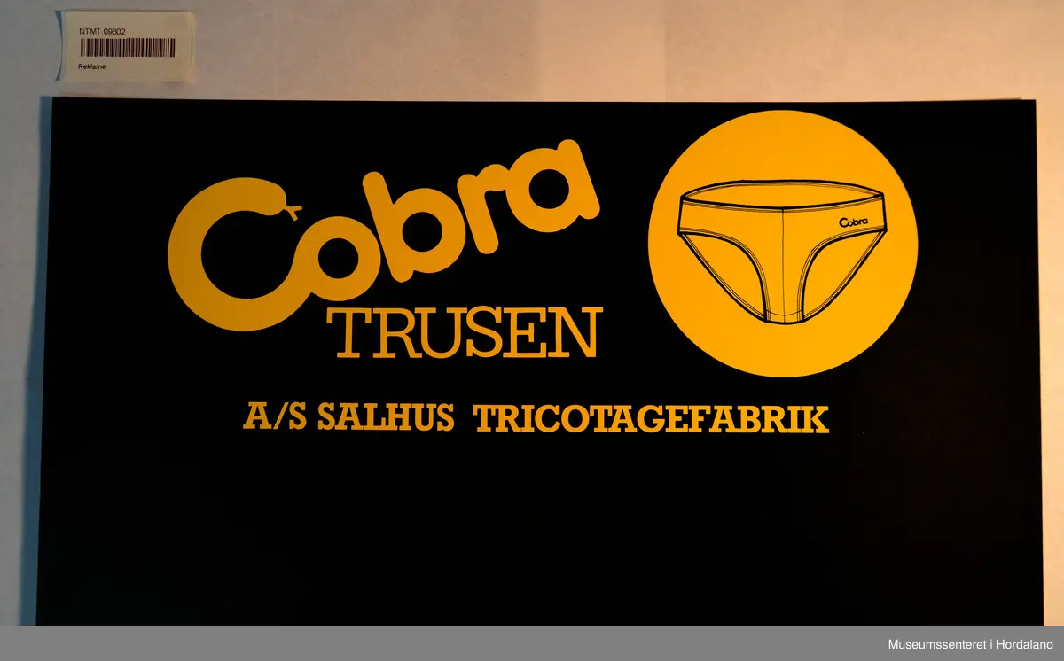 Cobra-logo i gul og stilisert illustrasjon av Cobra truse i lik gul farge