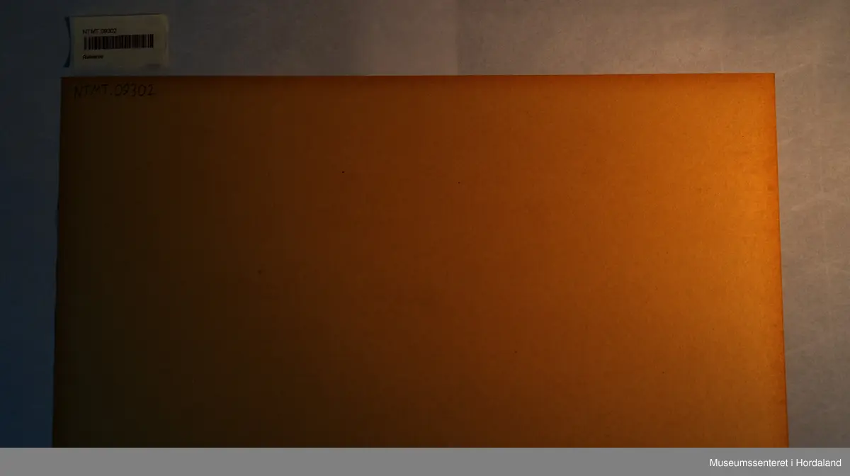 Cobra-logo i gul og stilisert illustrasjon av Cobra truse i lik gul farge