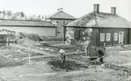 Arbete med örtagården i Gamla Linköping hösten 1956. I bakgrunden syns Landshövdingehuset och Skolmästaregården.