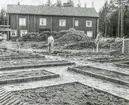 Arbete med örtagården i Gamla Linköping hösten 1956. I bakgrunden syns Bryggaregården.