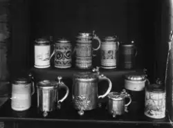 Lillehammer. Maihaugen. Utstilling av ølkrus med lokk.