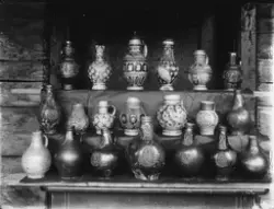 Lillehammer. Maihaugen. Utstilling av krukker.