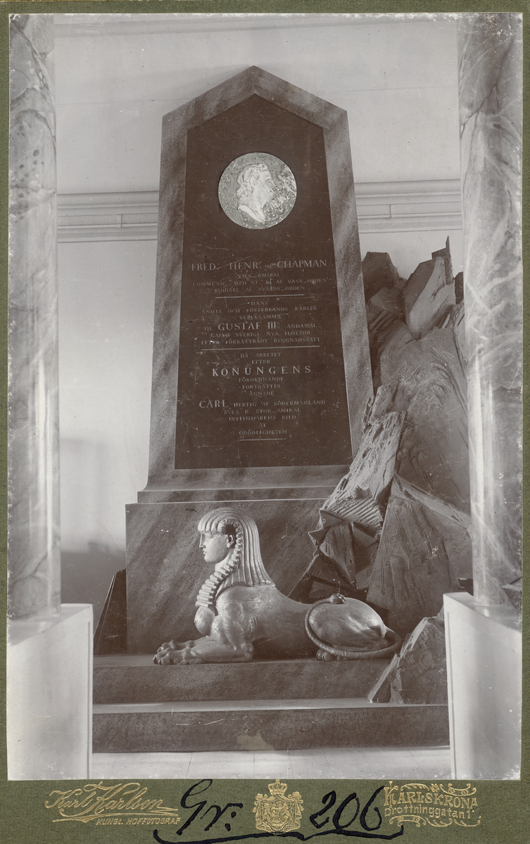 Chapmanmonumentet på Karlskrona örlogsvarv, rest till minne av skeppsbyggmästaren och viceamiralen Fredrik Henrik af Chapman (1721–1808). Karlskrona örlogsvarv grundades 1680 och utvecklades under 1700-talets senare del till ett centrum för svenskt örlogsskeppsbyggande.