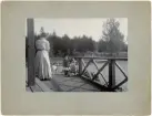 Ulla Dahlgren med barnen Agnes och Sven samt familjens hund, Marielund, Uppland