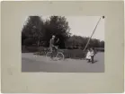 Alfred Dahlgren på cykel vinkar till barnen Agnes och Wilhelm, Uppland 1898