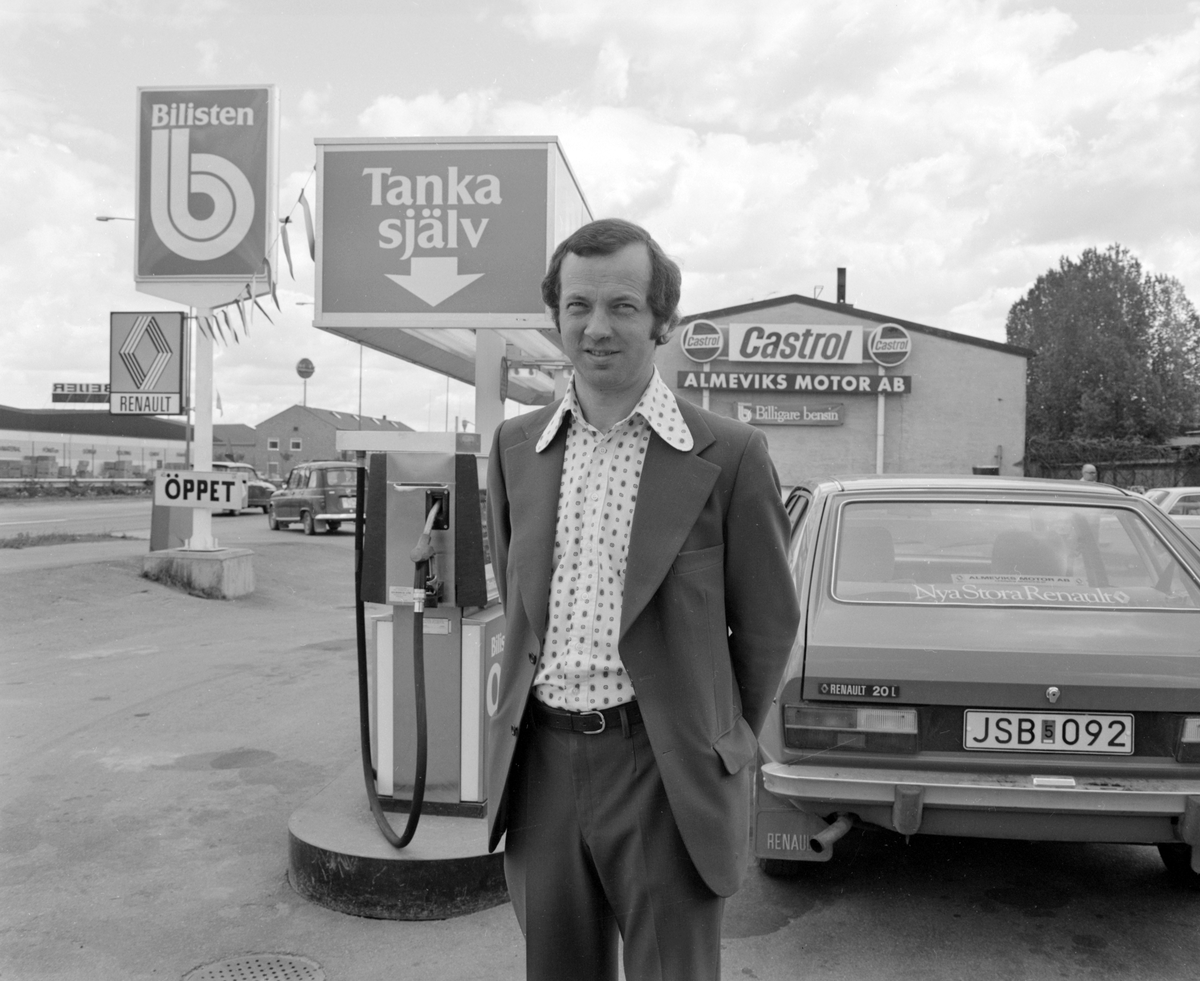 Bilhandlare Roland Almevik lovar billig bensin vid sin parallellt drivna bensinmack utmed Industrigatan i Linköping. Fotoåret 1977 får vi anta var året han gick över till det nybildade bolaget Bilisten.