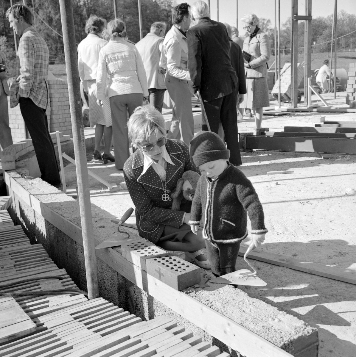 Han minns det sannolikt inte -den lille gossen- men har säkert fått det berättat, att han var med om att lägga de första stenarna till Berga kyrka. Våren 1977 var det dags och året därpå skulle kyrkan stå färdig.