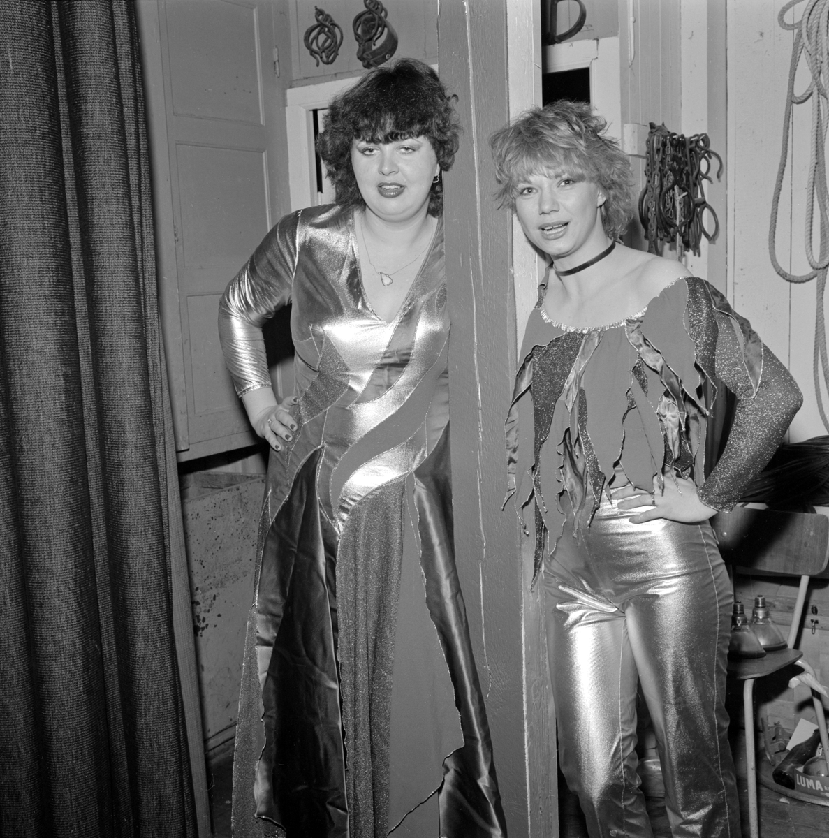 Djärva artistparet Greta & Malou inför uppträdande i Linköpings Folkets park 1977. Just detta år i verkligt fokus efter duons andraplacering i årets Melodifestival.