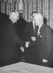 Utdeling av medalje under jubileumsmiddag med Odda smeltever