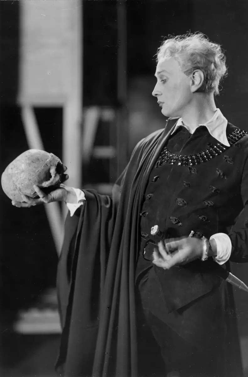 Rollporträtt av Gösta Ekman (1890-1938) som Hamlet på Vasateatern 1934.