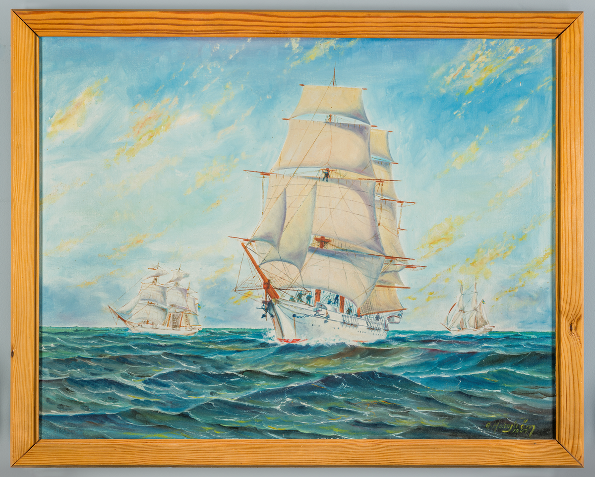 Havsmotiv med skepsgossefartygen Jarramas, Najaden och Gladan. HMS Jarramas är i förgrunden med Najaden till vänster och Gladan i till höger om Jarramas. Mänskliga silhuetter syns ombord Jarramas, en figur sittandes i relingen. Himlen i bakgrunden är ljusblå med ljusgula moln.