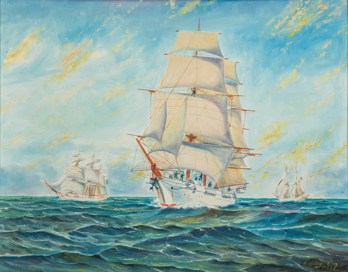 Havsmotiv med skepsgossefartygen Jarramas, Najaden och Gladan. HMS Jarramas är i förgrunden med Najaden till vänster och Gladan i till höger om Jarramas. Mänskliga silhuetter syns ombord Jarramas, en figur sittandes i relingen. Himlen i bakgrunden är ljusblå med ljusgula moln.