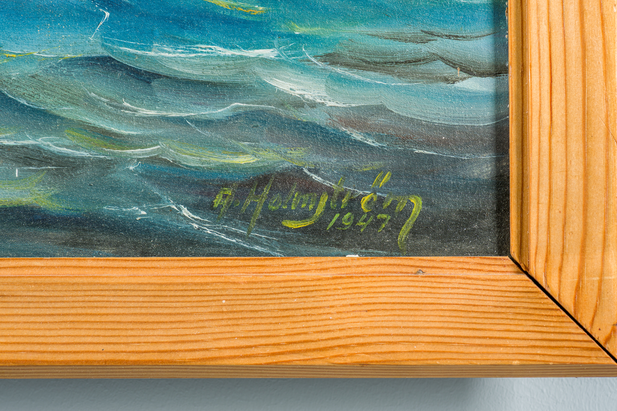 Havsmotiv med skepsgossefartygen Jarramas, Najaden och Gladan. HMS Jarramas är i förgrunden med Najaden till vänster och Gladan i till höger om Jarramas. Mänskliga silhuetter syns ombord Jarramas, en figur sittandes i relingen. Himlen i bakgrunden är ljusblå med ljusgula moln.