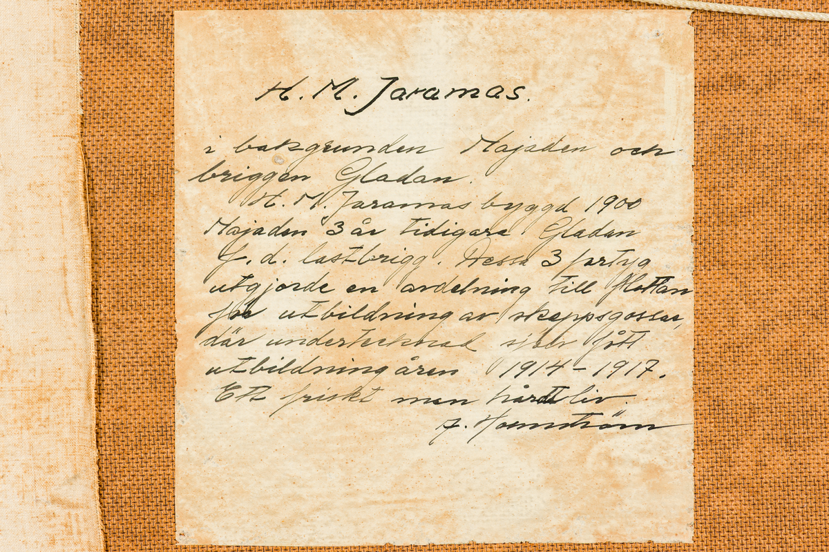 Havsmotiv med skepsgossefartygen Jarramas, Najaden och Gladan. HMS Jarramas är i förgrunden med Najaden till vänster och Gladan i till höger om Jarramas. Mänskliga silhuetter syns ombord Jarramas, en figur sittandes i relingen. Himlen i bakgrunden är ljusblå med ljusgula moln.