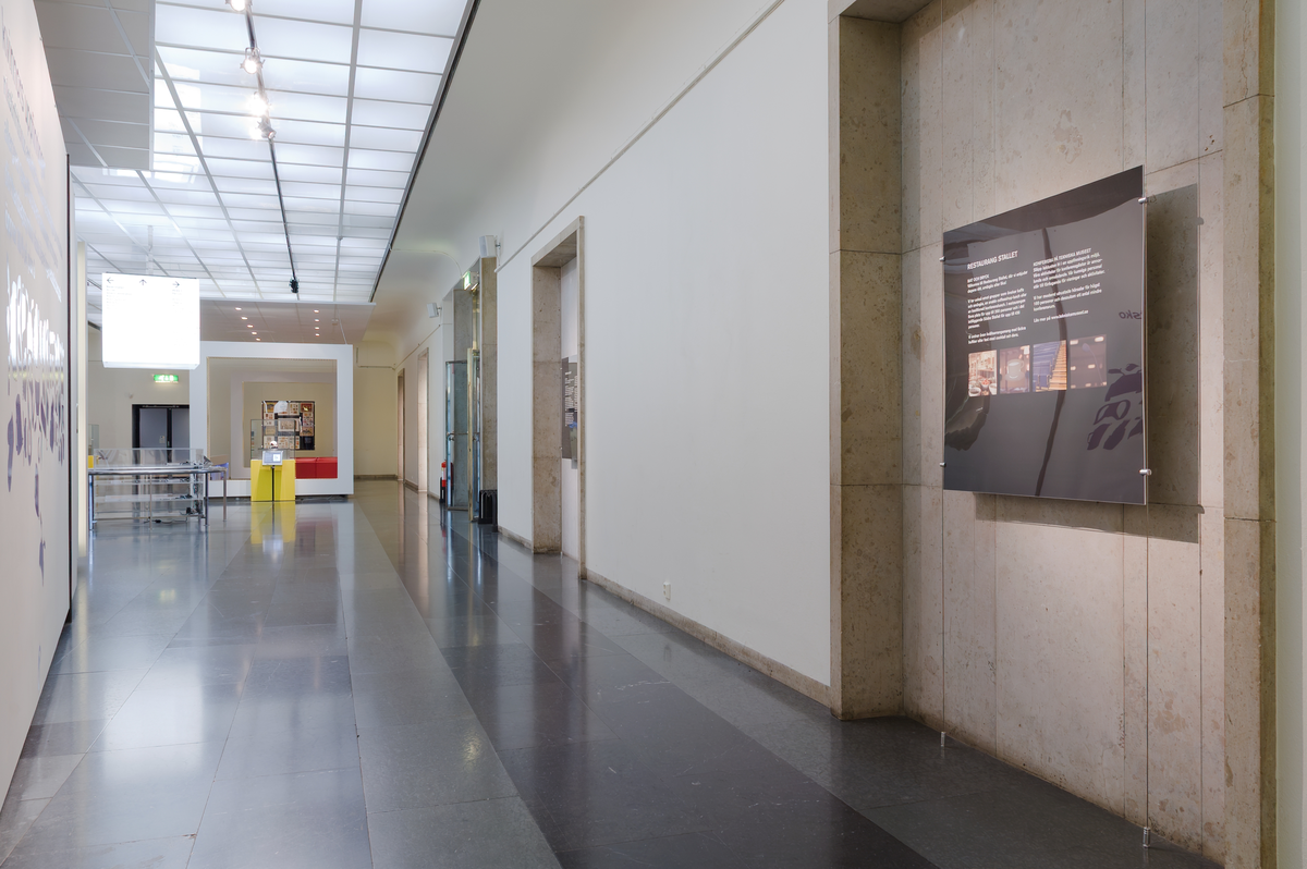 Sverigesalen i Tekniska museet. Uno Miltons modelljärnväg fick en framträdande placering 2006. Sverigesalen utgjorde även passage till restaurang Stallet.