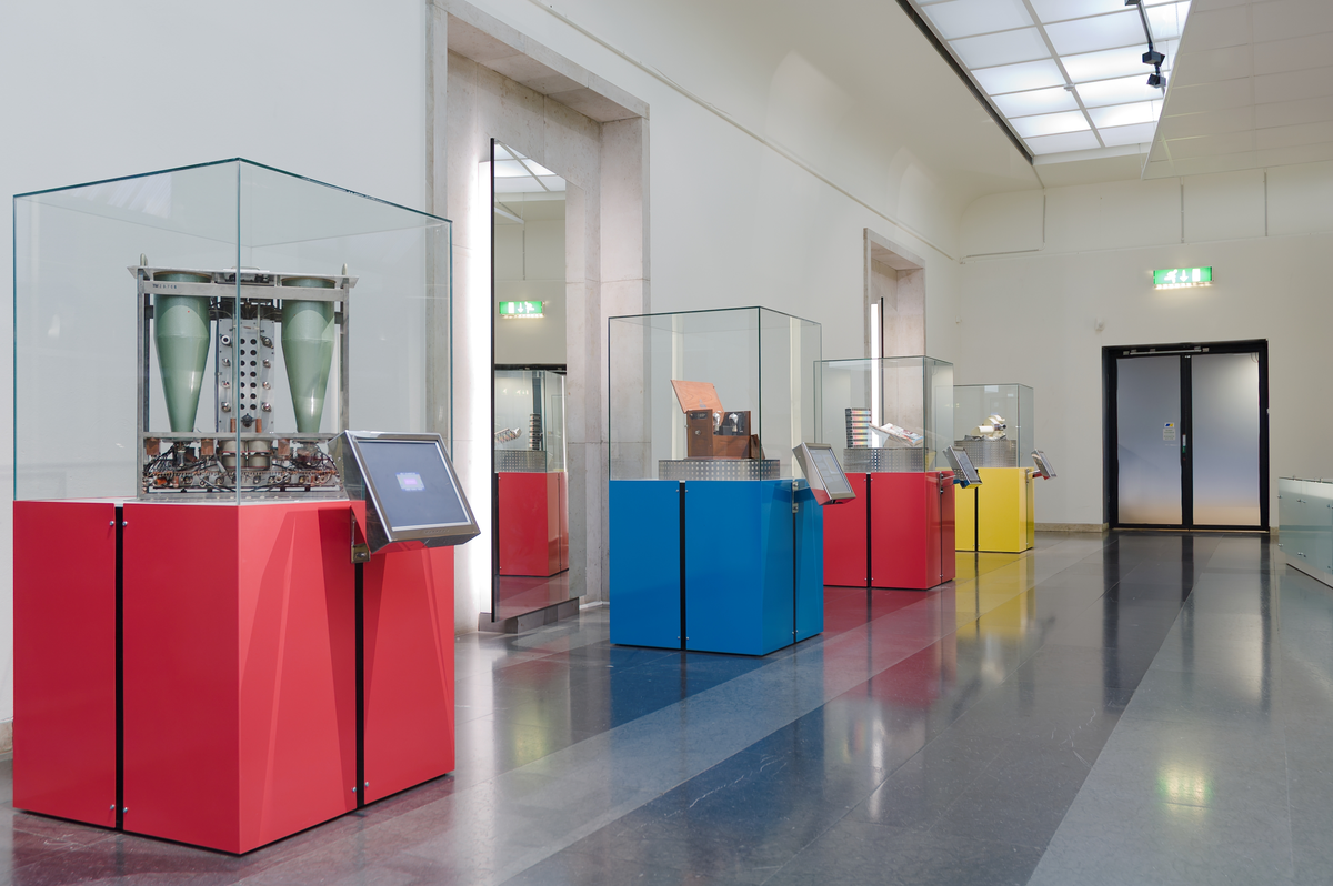 Sverigesalen i Tekniska museet. Uno Miltons modelljärnväg fick en framträdande placering 2006. Halva Sverigesalen upptogs av utställningsmontrar för arkiv, bibliotek och föremålssamlingar "månadens". Tema var månadens -arkivalie, -bok, - föremål samt -dokumentation.