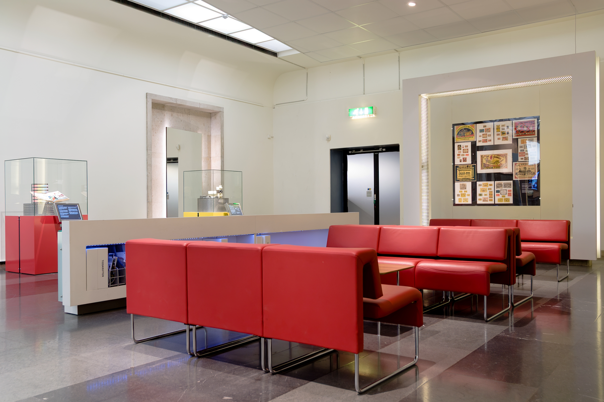 Sverigesalen i Tekniska museet. Halva Sverigesalen upptogs av utställningsmontrar för arkiv, bibliotek och föremålssamlingar "månadens". I den låga, långa montern visades kartor och bokuppslag. Längst bort visades förstorade arkivbilder. Nödutången ledde tidigare till Telemuseum.