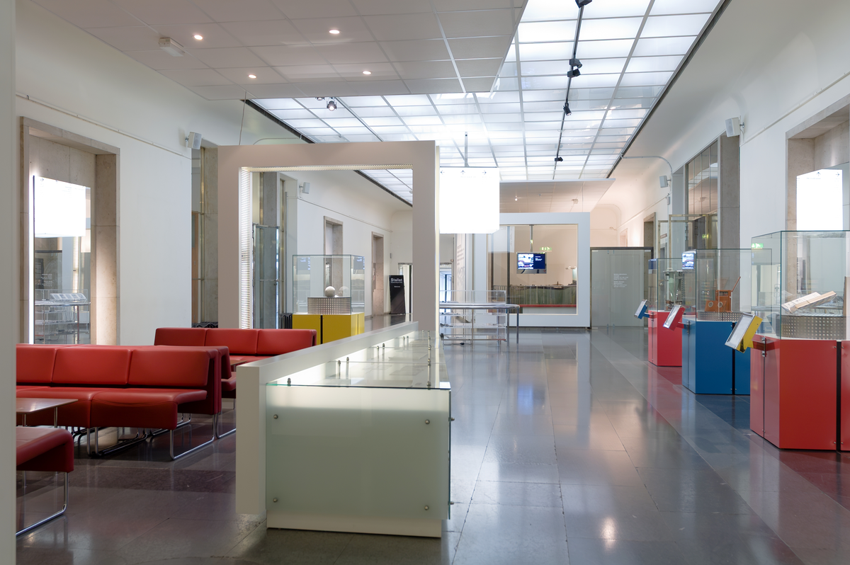 Sverigesalen i Tekniska museet. Uno Miltons modelljärnväg fick en framträdande placering 2006. Halva Sverigesalen upptogs av utställningsmontrar för arkiv, bibliotek och föremålssamlingar "månadens".