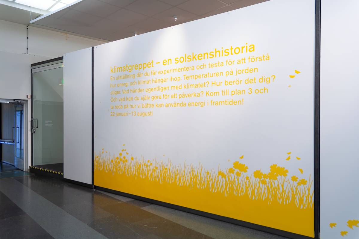 Sverigesalen i Tekniska museet. Uno Miltons modelljärnväg fick en framträdande placering 2006. Väggytan användes periodvis för att locka besökare till utställningar på plan 3.