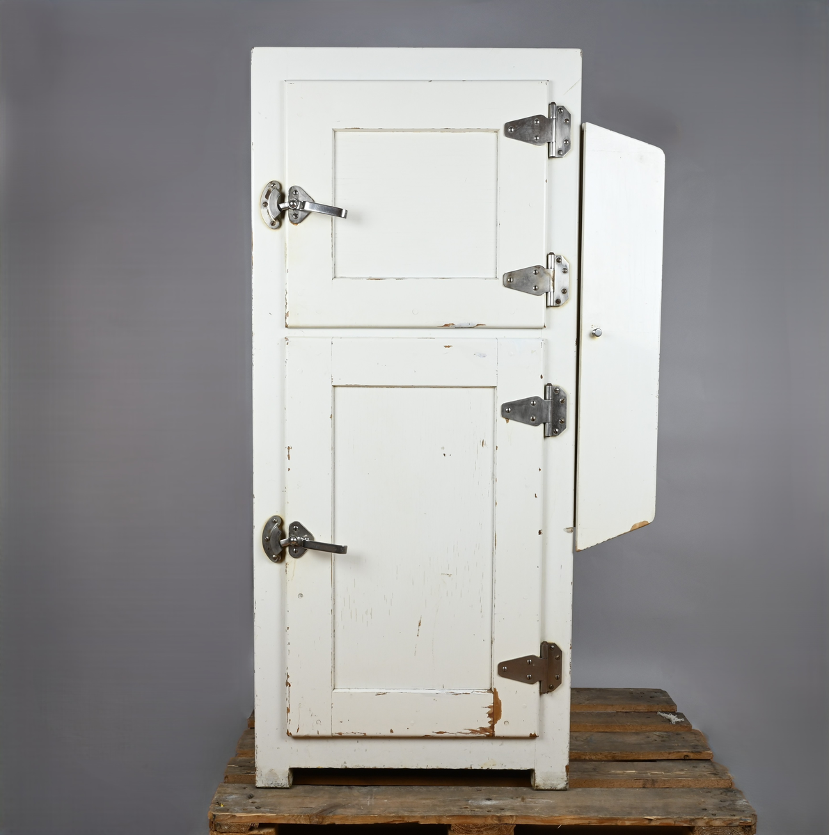 Kylskåp för gaseldning. Skylt, märkt: "AB Elektrolux Stockholm. W.e 80.8.38. N:r 8416".