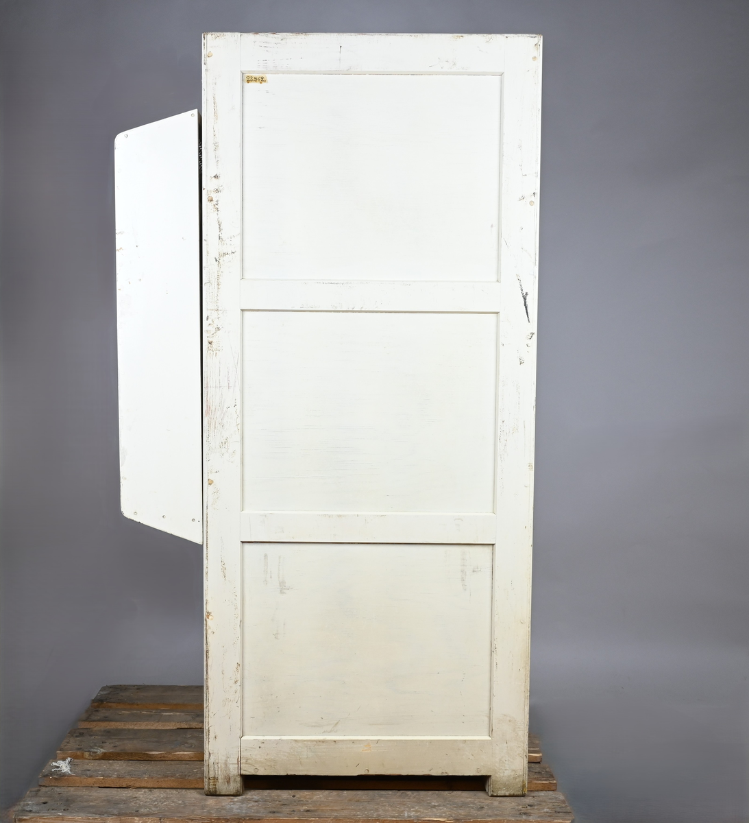 Kylskåp för gaseldning. Skylt, märkt: "AB Elektrolux Stockholm. W.e 80.8.38. N:r 8416".