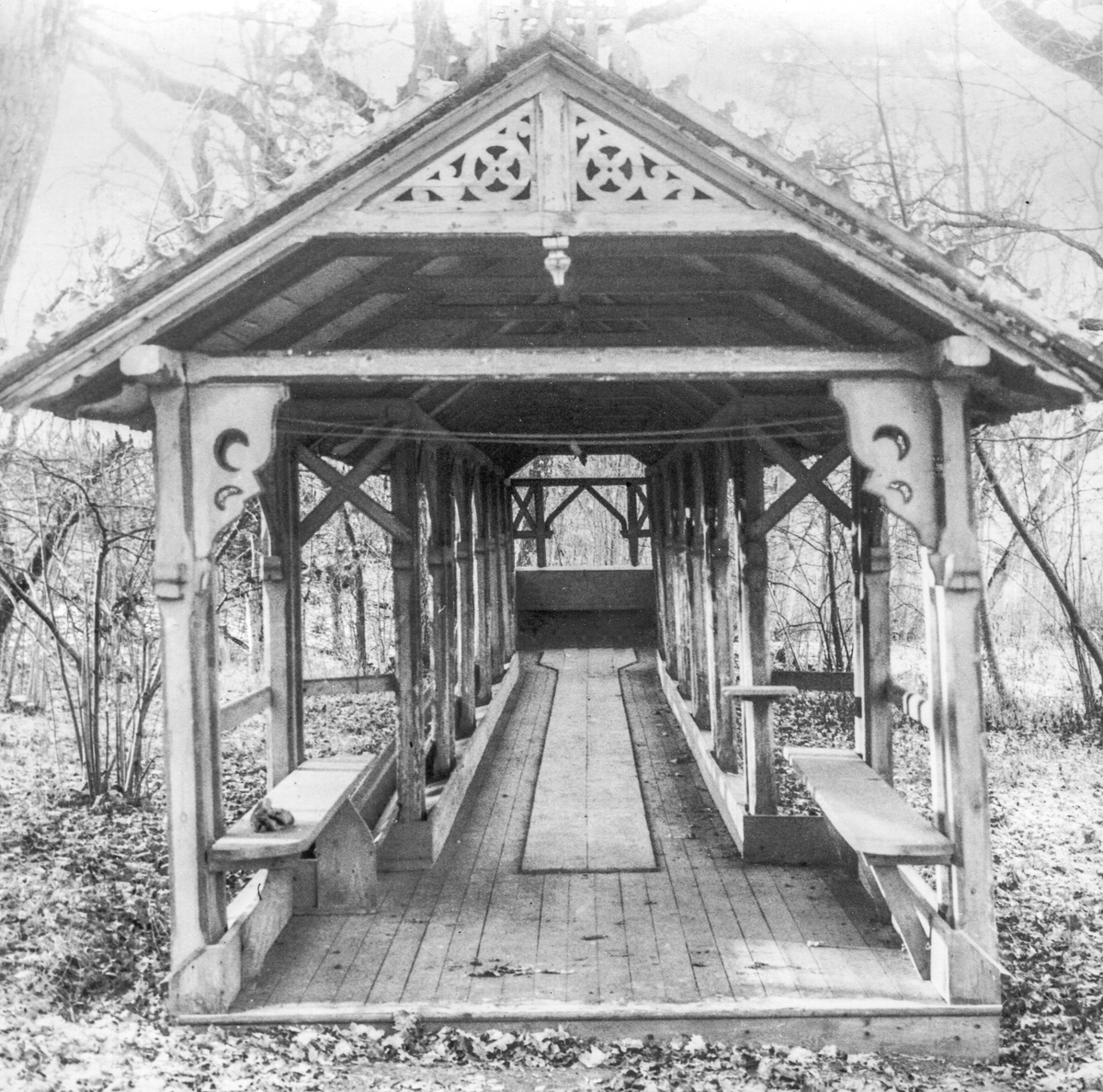 Kägelbanan flyttades till Gamla Linköping från Drabbisdal, Berg. Landssekreteraren Adolf Wallenberg (1827-1895) uppförde kägelbanan i trädgården på sin ägandes gård Djurgårdsgatan 17 vid Trädgårdsföreningen i Linköping för enskildt begagnande 1868. Den flyttades något av de sista åren av 1800-talet till Drabbisdal i Vreta klosters socken.