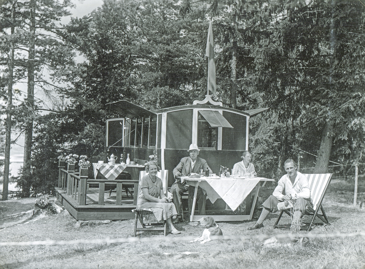 Överbygget från en gammal buss blev till en sommarstuga åt familjen Karlén någon gång på 1930-talet. Den fick namnet Bussebo. I Hageby Prästgårds skog mellan Docketorp och järnvägen i Landeryd. Efter Oscar Karléns död 1951 stod den kvar och förföll ända fram till 1970-talet.