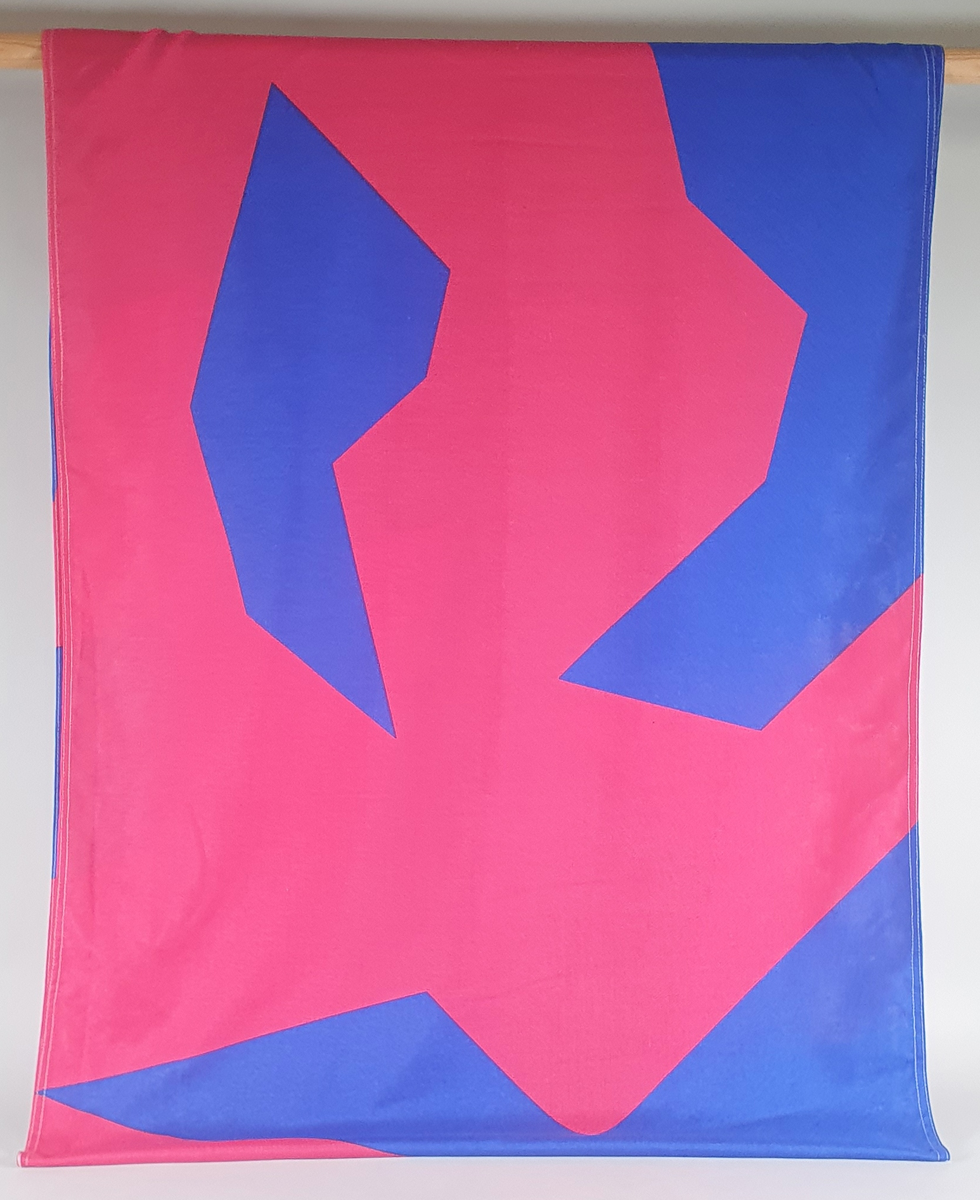 Rosa og blått banner med krystallmønster. Krystallmønsteret inngikk i LOOCs designprogram.