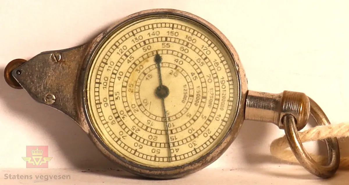 Sort solid tapeholder av metall. Sitter i en taperull av typen som må fuktes for å lime. Er merket med Kvikk II, Rasch&Co a/s- OSLO- Postboks 96. 
Mål: B 10cm, H 10cm, L 32cm.

Kart-måler av metall og glass, ligner på et lommeur med tallskive. Den har et lite hjul i enden som dras over kart for å måle avstander. Merket HC: (Harbo Colbjørnsen).
Mål: B 3cm, L 7cm,  Tykkelse 0,7cm, Diameter på glass Ø 3cm.

Bokstøtte av sortlakket metall med gull dekor.
Mål: B 13cm, H 14cm, D 15cm Tykkelse 0.1 cm.

Pengekasse av grønnlakkert metall med inndeling for sedler og mynter. 
Mål: B 30cm, D 18cm, H 4cm.

Skriveunderlag av metall med påsydd forsterkning av skinn  i hjørner. Beregnet for bruk i felt.
Mål: H 40cm, B 30cm, Tykkelse 2mm.

Skuffesorterer av lakkert lyst treverk med inndeling for sortering av småting som binders.
Mål B 33cm, D 23cm, H 3,5cm.

Tape-pen av gullfarget metall med 1/16" tape. Det er inngravert: Planavd. Sort etui med lokk og bruksanvisning inne i lokk. Er merket med Chart-pak,  Leeds, Massahusetts. 
Mål etui: L 14cm, B 9cm, H 4cm. Mål tape-pen: Diameter 7cm, Tykkelse 6mm.

Skriveunderlag av hvit papp som er forsterket i kanter og hjørner med brunt skinn. Har flekker av blekk.
Mål: H 43cm, B 62cm, Tykkelse 2mm.

Rundt lodd av metall med spiss i enden. For loddesnor.
Mål: L 8cm, Diameter 3cm.


