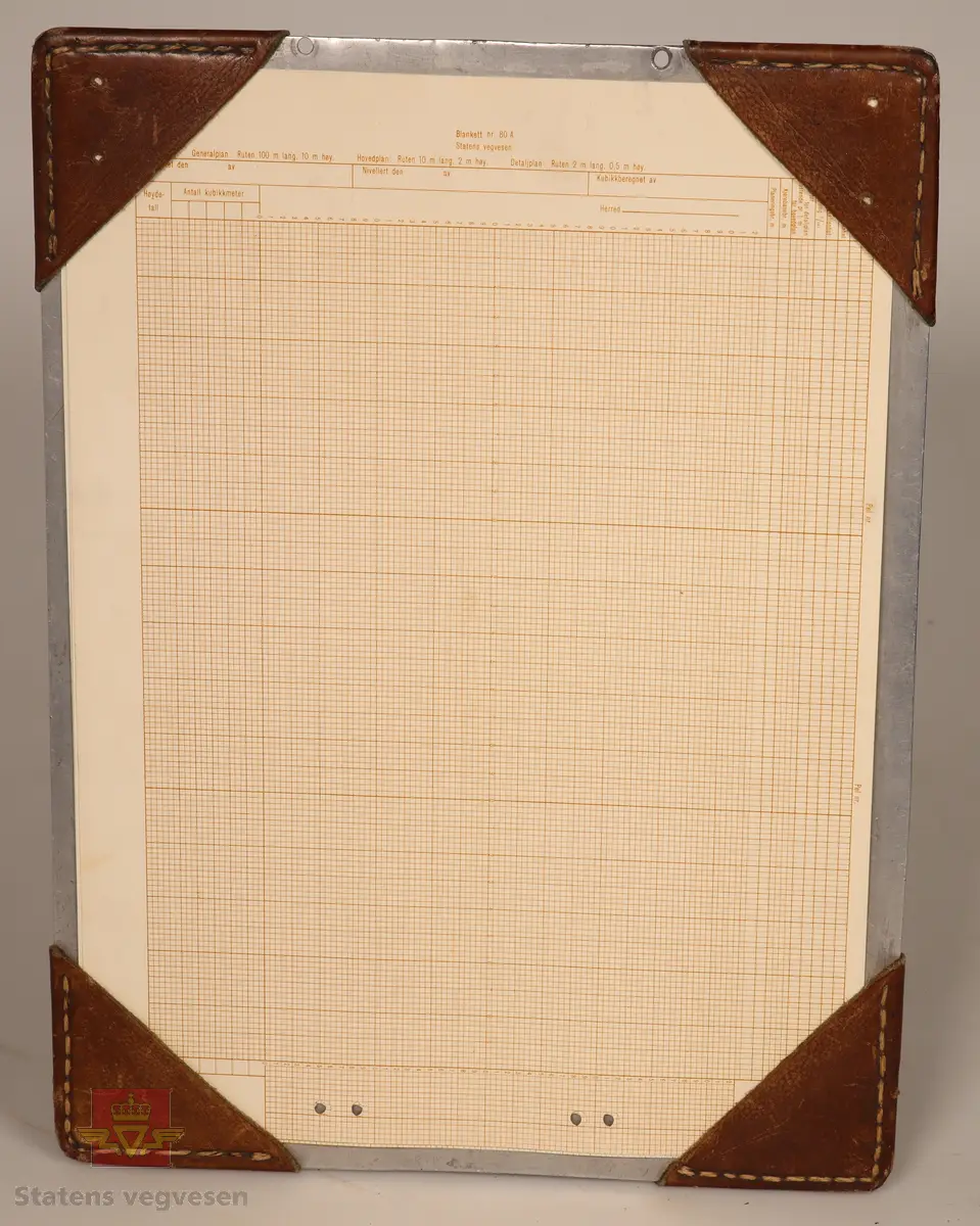 Sort solid tapeholder av metall. Sitter i en taperull av typen som må fuktes for å lime. Er merket med Kvikk II, Rasch&Co a/s- OSLO- Postboks 96. 
Mål: B 10cm, H 10cm, L 32cm.

Kart-måler av metall og glass, ligner på et lommeur med tallskive. Den har et lite hjul i enden som dras over kart for å måle avstander. Merket HC: (Harbo Colbjørnsen).
Mål: B 3cm, L 7cm,  Tykkelse 0,7cm, Diameter på glass Ø 3cm.

Bokstøtte av sortlakket metall med gull dekor.
Mål: B 13cm, H 14cm, D 15cm Tykkelse 0.1 cm.

Pengekasse av grønnlakkert metall med inndeling for sedler og mynter. 
Mål: B 30cm, D 18cm, H 4cm.

Skriveunderlag av metall med påsydd forsterkning av skinn  i hjørner. Beregnet for bruk i felt.
Mål: H 40cm, B 30cm, Tykkelse 2mm.

Skuffesorterer av lakkert lyst treverk med inndeling for sortering av småting som binders.
Mål B 33cm, D 23cm, H 3,5cm.

Tape-pen av gullfarget metall med 1/16" tape. Det er inngravert: Planavd. Sort etui med lokk og bruksanvisning inne i lokk. Er merket med Chart-pak,  Leeds, Massahusetts. 
Mål etui: L 14cm, B 9cm, H 4cm. Mål tape-pen: Diameter 7cm, Tykkelse 6mm.

Skriveunderlag av hvit papp som er forsterket i kanter og hjørner med brunt skinn. Har flekker av blekk.
Mål: H 43cm, B 62cm, Tykkelse 2mm.

Rundt lodd av metall med spiss i enden. For loddesnor.
Mål: L 8cm, Diameter 3cm.


