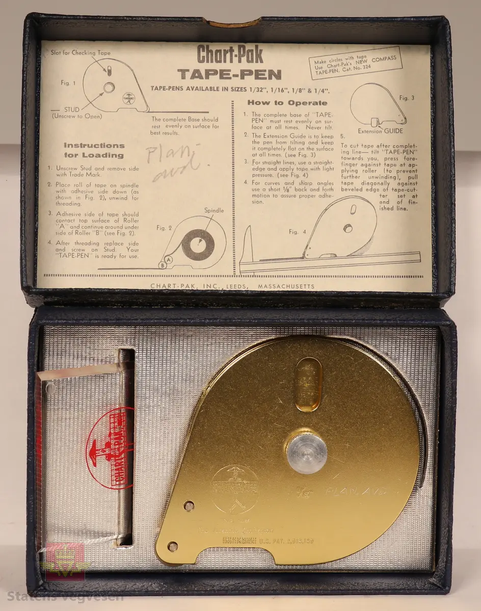 Sort solid tapeholder av metall. Sitter i en taperull av typen som må fuktes for å lime. Er merket med Kvikk II, Rasch&Co a/s- OSLO- Postboks 96. 
Mål: B 10cm, H 10cm, L 32cm.

Kart-måler av metall og glass, ligner på et lommeur med tallskive. Den har et lite hjul i enden som dras over kart for å måle avstander. Merket HC: (Harbo Colbjørnsen).
Mål: B 3cm, L 7cm,  Tykkelse 0,7cm, Diameter på glass Ø 3cm.

Bokstøtte av sortlakket metall med gull dekor.
Mål: B 13cm, H 14cm, D 15cm Tykkelse 0.1 cm.

Pengekasse av grønnlakkert metall med inndeling for sedler og mynter. 
Mål: B 30cm, D 18cm, H 4cm.

Skriveunderlag av metall med påsydd forsterkning av skinn  i hjørner. Beregnet for bruk i felt.
Mål: H 40cm, B 30cm, Tykkelse 2mm.

Skuffesorterer av lakkert lyst treverk med inndeling for sortering av småting som binders.
Mål B 33cm, D 23cm, H 3,5cm.

Tape-pen av gullfarget metall med 1/16" tape. Det er inngravert: Planavd. Sort etui med lokk og bruksanvisning inne i lokk. Er merket med Chart-pak,  Leeds, Massahusetts. 
Mål etui: L 14cm, B 9cm, H 4cm. Mål tape-pen: Diameter 7cm, Tykkelse 6mm.

Skriveunderlag av hvit papp som er forsterket i kanter og hjørner med brunt skinn. Har flekker av blekk.
Mål: H 43cm, B 62cm, Tykkelse 2mm.

Rundt lodd av metall med spiss i enden. For loddesnor.
Mål: L 8cm, Diameter 3cm.


