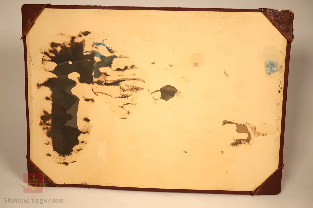 Sort solid tapeholder av metall. Sitter i en taperull av typen som må fuktes for å lime. Er merket med Kvikk II, Rasch&Co a/s- OSLO- Postboks 96. 
Mål: B 10cm, H 10cm, L 32cm.

Kart-måler av metall og glass, ligner på et lommeur med tallskive. Den har et lite hjul i enden som dras over kart for å måle avstander. Merket HC: (Harbo Colbjørnsen).
Mål: B 3cm, L 7cm,  Tykkelse 0,7cm, Diameter på glass Ø 3cm.

Bokstøtte av sortlakket metall med gull dekor.
Mål: B 13cm, H 14cm, D 15cm Tykkelse 0.1 cm.

Pengekasse av grønnlakkert metall med inndeling for sedler og mynter. 
Mål: B 30cm, D 18cm, H 4cm.

Skriveunderlag av metall med påsydd forsterkning av skinn  i hjørner. Beregnet for bruk i felt.
Mål: H 40cm, B 30cm, Tykkelse 2mm.

Skuffesorterer av lakkert lyst treverk med inndeling for sortering av småting som binders.
Mål B 33cm, D 23cm, H 3,5cm.

Tape-pen av gullfarget metall med 1/16" tape. Det er inngravert: Planavd. Sort etui med lokk og bruksanvisning inne i lokk. Er merket med Chart-pak,  Leeds, Massahusetts. 
Mål etui: L 14cm, B 9cm, H 4cm. Mål tape-pen: Diameter 7cm, Tykkelse 6mm.

Skriveunderlag av hvit papp som er forsterket i kanter og hjørner med brunt skinn. Har flekker av blekk.
Mål: H 43cm, B 62cm, Tykkelse 2mm.

Rundt lodd av metall med spiss i enden. For loddesnor.
Mål: L 8cm, Diameter 3cm.


