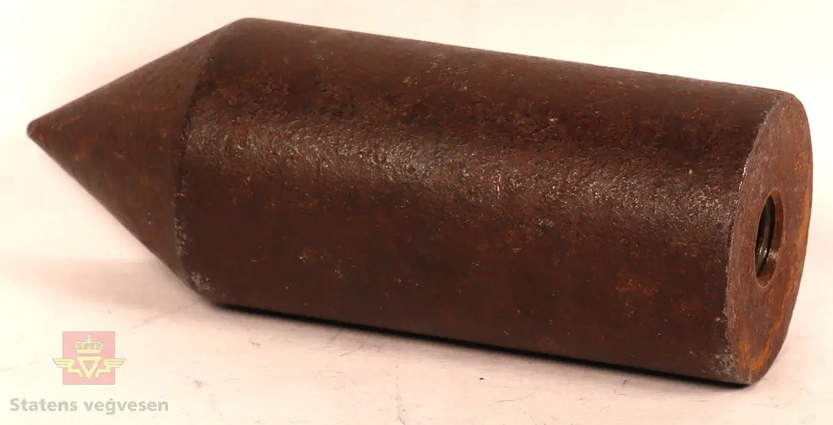 Sort solid tapeholder av metall. Sitter i en taperull av typen som må fuktes for å lime. Er merket med Kvikk II, Rasch&Co a/s- OSLO- Postboks 96. 
Mål: B 10cm, H 10cm, L 32cm.

Kart-måler av metall og glass, ligner på et lommeur med tallskive. Den har et lite hjul i enden som dras over kart for å måle avstander. Merket HC: (Harbo Colbjørnsen).
Mål: B 3cm, L 7cm,  Tykkelse 0,7cm, Diameter på glass Ø 3cm.

Bokstøtte av sortlakket metall med gull dekor.
Mål: B 13cm, H 14cm, D 15cm Tykkelse 0.1 cm.

Pengekasse av grønnlakkert metall med inndeling for sedler og mynter. 
Mål: B 30cm, D 18cm, H 4cm.

Skriveunderlag av metall med påsydd forsterkning av skinn  i hjørner. Beregnet for bruk i felt.
Mål: H 40cm, B 30cm, Tykkelse 2mm.

Skuffesorterer av lakkert lyst treverk med inndeling for sortering av småting som binders.
Mål B 33cm, D 23cm, H 3,5cm.

Tape-pen av gullfarget metall med 1/16" tape. Det er inngravert: Planavd. Sort etui med lokk og bruksanvisning inne i lokk. Er merket med Chart-pak,  Leeds, Massahusetts. 
Mål etui: L 14cm, B 9cm, H 4cm. Mål tape-pen: Diameter 7cm, Tykkelse 6mm.

Skriveunderlag av hvit papp som er forsterket i kanter og hjørner med brunt skinn. Har flekker av blekk.
Mål: H 43cm, B 62cm, Tykkelse 2mm.

Rundt lodd av metall med spiss i enden. For loddesnor.
Mål: L 8cm, Diameter 3cm.


