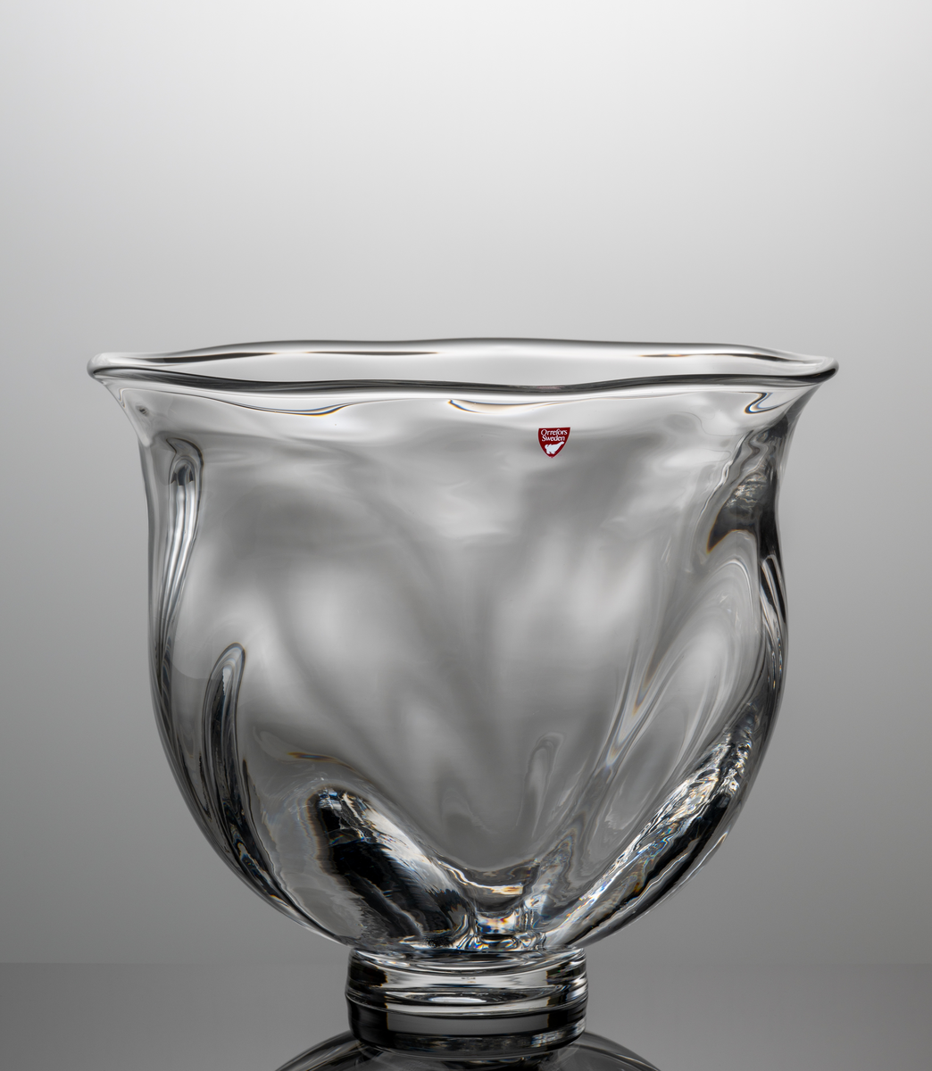 "Vattenspel" Formgivare: Lars Hellsten. Skål i klarglas, klockformad med optik och rund låg fotklack.
