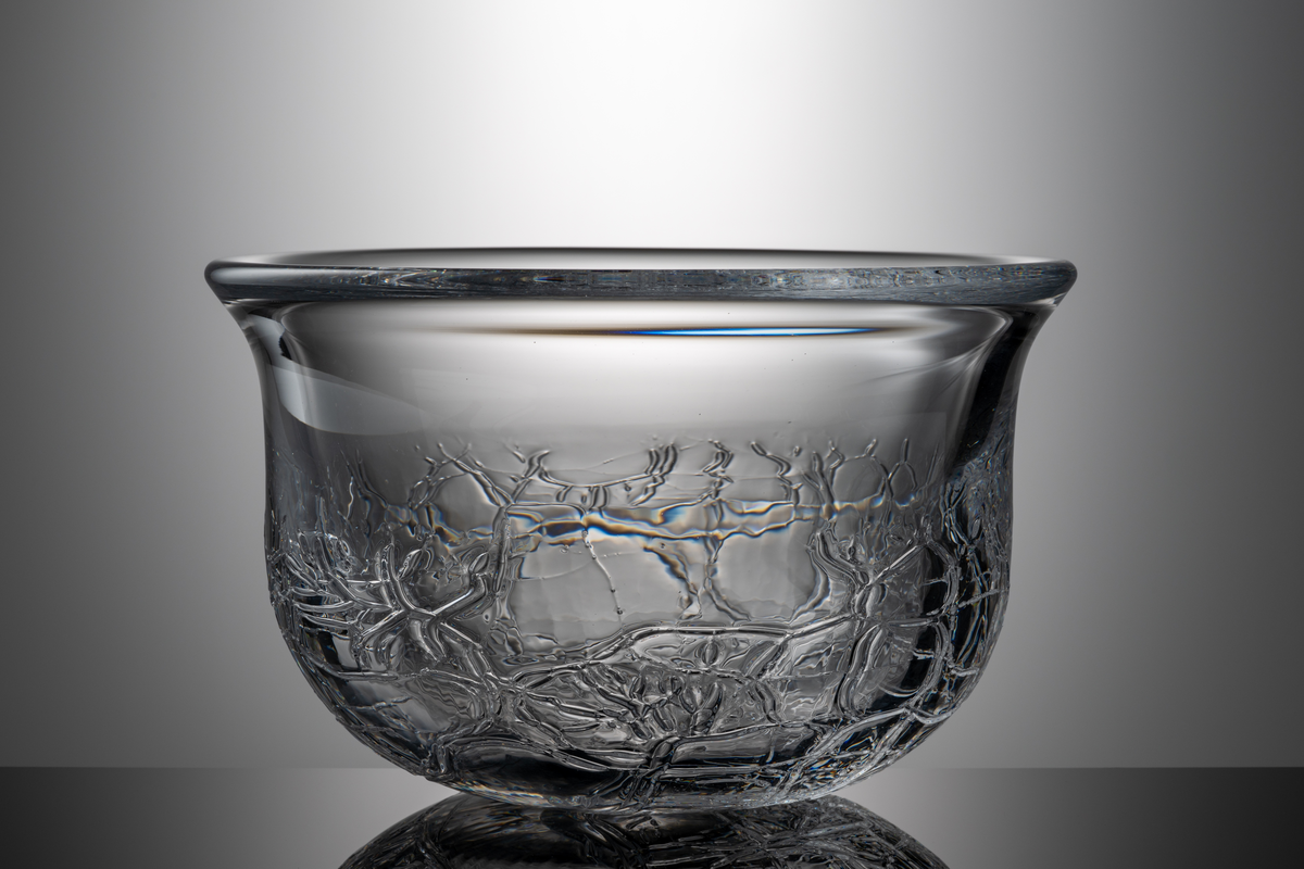 Formgivare: Lars Hellsten. Skål i klarglas, klockformad med krackelerat mönster.