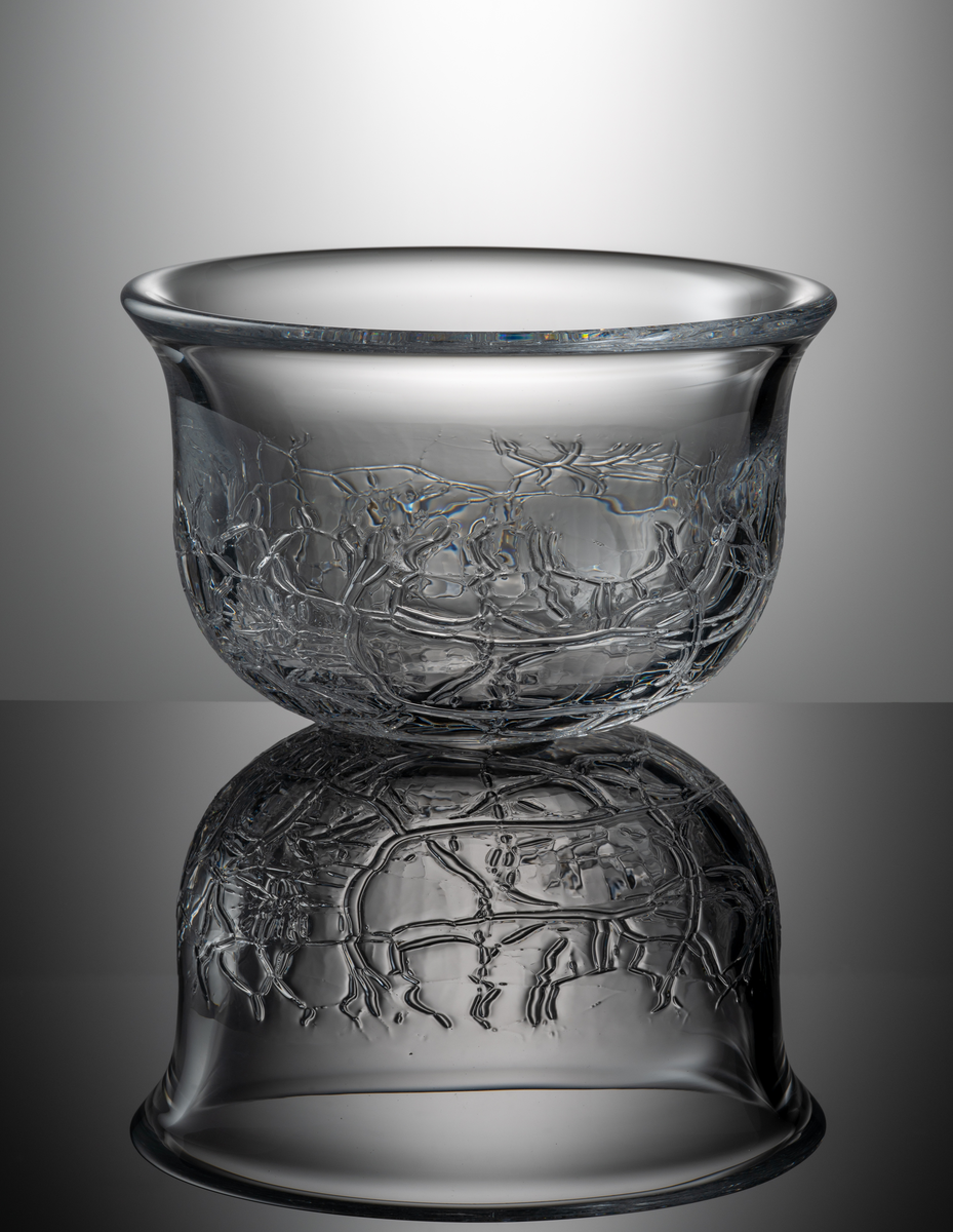 Formgivare: Lars Hellsten. Skål i klarglas, klockformad med krackelerat mönster.