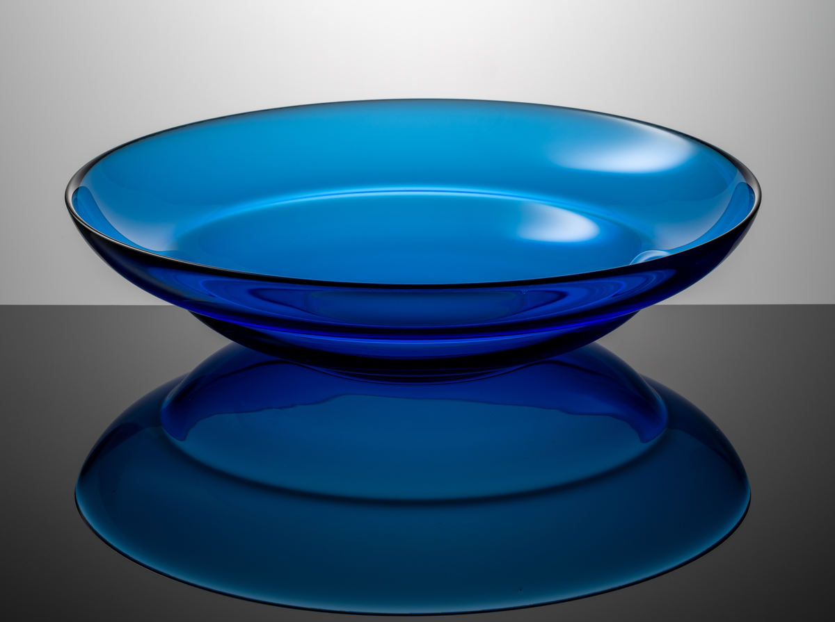 "Jupiter" Formgivare: Lars Hellsten. Fat, i blått klarglas, med en större och en mindre rund vulst.